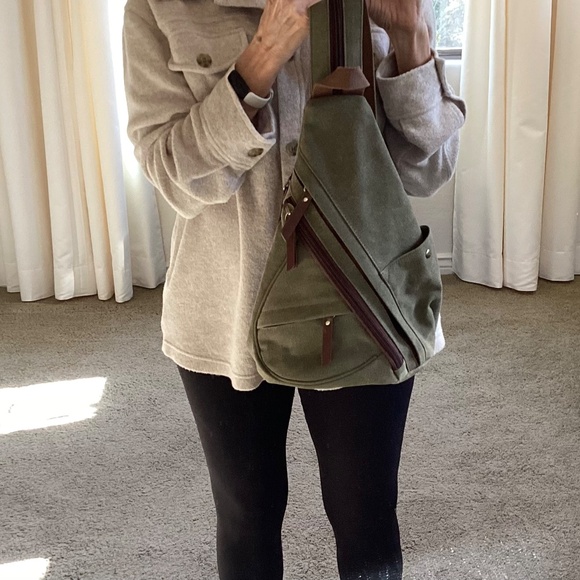 Canvas sling bag backpack in army green - Picture 5 of 7